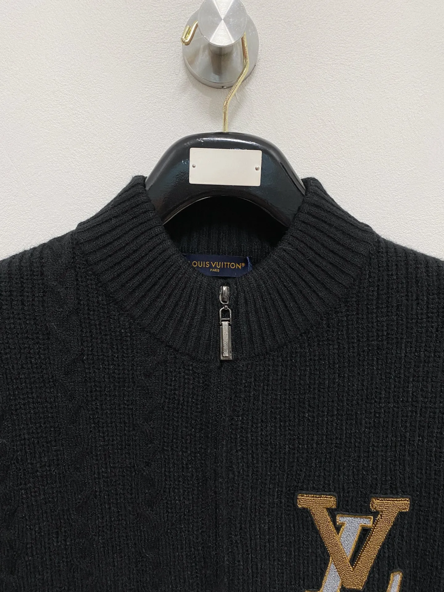 🅿️540 LV autumn and winter classic cardigan sweater, in full condition! ! ! Wool blended fabric, the latest model in 2025, golden ratio! ! Slim-fitting soft gold, versatile and practical item, the combination and practicality are extremely powerful, simple and elegant, and classy! To create your own style, it is highly recommended to buy it in two colors. The standard slim fit tailoring process is suitable for both young and old men. It is knitted from wool and will not cause any discomfort! While keeping warm, it is stylish, textured and wearable, and the classic logo with contrasting colors on the chest feels in place! ! Recommended for regular customers! ! Size M-3XL (maximum wear: 190 pounds)